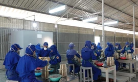 Các kíp công nhân đang thực hiện công đoạn nhồi, nén thuốc pháo. Ảnh: Nguyễn Minh