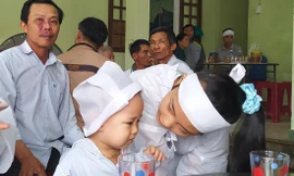 Cháu Lê Lưu Thanh Trúc 2 tuổi bỗng chốc mồ côi cả cha lẫn mẹ. Ảnh: Hoài Văn