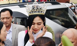 Đỗ Thị Hà cùng bố mẹ tại buổi gặp gỡ với người thân, bạn bè tại Hậu Lộc. Ảnh: Mạnh Thắng