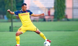 Trọng Hoàng cần tránh những pha phạm lỗi có thể nhận thẻ vàng khi đối đầu UAE để đảm bảo được ra sân ở trận quyết đấu với Thái Lan. Ảnh: VSI