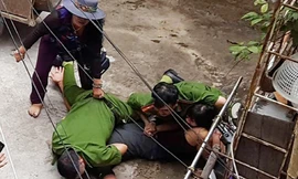 Hình ảnh xô xát giữa gia đình bà Nguyệt và cán bộ công an ngày 19/8/2017. Ảnh: Gia đình cung cấp tại tòa