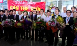 Đoàn Olympic Hóa học và Vật lý 2018 ngày trở về tại sân bay Nội Bài. Ảnh: P.V