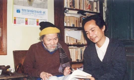 Nguyễn Trọng Tạo (bìa phải) và nhà thơ Trần Dần