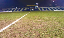 Mặt sân Thanh Hóa xấu “phát hờn” ở trận đấu giữa Thanh Hóa và Viettel, vòng 2 LS V-League 2021. Ảnh: Viên Viên