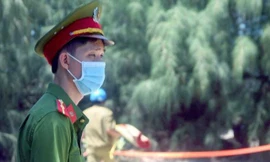 Người dân tập trung gần hiện trường theo dõi vụ việc