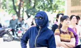 Nắng nóng khiến người dân phải trùm áo khoác kín mít. Ảnh: Như ý