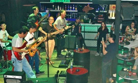 Nghệ sĩ Hoàng Tuấn (trái) và học trò. Ảnh: Trần Nguyên Anh