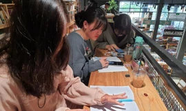 Một nhóm học sinh THPT cùng nhau học online ở nhà sách để có được wifi mạnh cũng như thuận tiện trao đổi bài