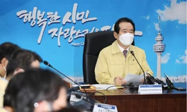 Thủ tướng Hàn Quốc Chung Sye-kyun họp với nhóm quan chức của chính phủ chịu trách nhiệm xử lý dịch Covid-19 hôm 25/2. Ảnh: Yonhap