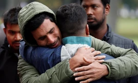 Những người Bangladesh đang chờ tin về người thân Ảnh: Reuters