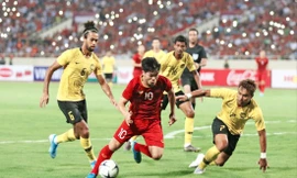 Công Phượng nhảy múa giữa hàng phòng ngự Malaysia. Ảnh NHƯ Ý 