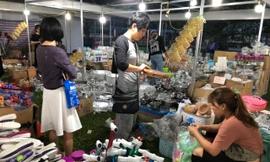 Hà Nội chấn chỉnh ngay một số gian hàng không đúng quy định tại festival ở Hoàng thành. Ảnh: NGUYÊN KHÁNH