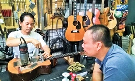 Sửa chữa những cây đàn quý hiếm. Ảnh: Trần Nguyễn Anh