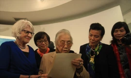 Bà Nancy Hollander và bà Nguyễn Thị Bình xem lại một số kỷ vật xưa. Ảnh: NGUYÊN KHÁNH 