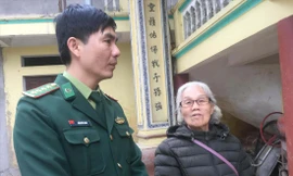 Đại úy Doãn Đức Giang (bên trái) luôn đi cơ sở, gần gũi dân, được dân tin yêu. Ảnh: Duy Chiến