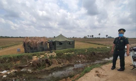 Khẩu trang xuất lậu tràn qua Campuchia. Ảnh: P.V