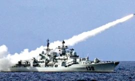 Tàu chiến Trung Quốc phóng tên lửa trong một lần tập trận bắn đạn thật trên biển Đông. Ảnh: AP
