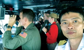 Hoa tiêu ngoại hạng Hoàng Việt trên buồng điều khiển tàu sân bay USS Theodore Roosevelt. Ảnh: NVCC 
