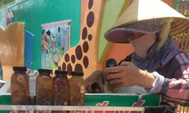 Chè tuyết yến giữ dáng đẹp da toàn “kỳ hoa dị thảo”, giá 20.000 đồng/chai bán ở vỉa hè Sài Gòn