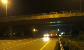 Xe taxi đi ngược chiều trên cao tốc 