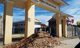 Đất thải công trình dồn đống ngay trên lối vào ra Trường tiểu học Phú Tân 