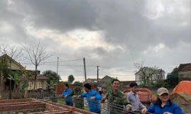 ĐVTN và Bộ đội biên phòng hỗ trợ xây nhà cho vợ chồng ông Trần Huân ở xã Xuân Liên (huyện Nghi Xuân, Hà Tĩnh). Ảnh: PV