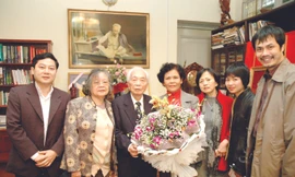 Bà Phạm Thị Xuân Khải (thứ 3 phải sang) cùng các nhà báo Tiền Phong thăm Đại tướng Võ Nguyên Giáp