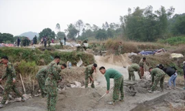 Bộ đội Lạng Sơn hăng hái làm đường cho dân. Ảnh: DN 