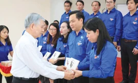 Nguyên Chủ tịch nước Nguyễn Minh Triết tặng sách cho cán bộ đoàn thanh niên tại Đại hội Hội LHTNVN tỉnh Bình Dương