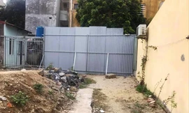 Lối đi của cô giáo về hưu Hà Thị Quyến bị bịt lại. Ảnh: Võ Hóa 