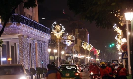 Trang trí đường phố Hà Nội bớt loè loẹt nhưng còn chưa thực sự đột phá Ảnh: MẠNH THẮNG