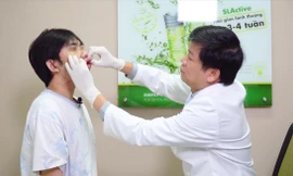 Bác sĩ thăm khám cho một ca tự bơm silicon làm đẹp