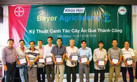 Nông dân lớp cây bưởi nhận chứng nhận khóa đào tạo Bayer Agricademy