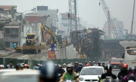 Nhiều tuyến đường ở Hà Nội đang được sửa chữa gây bụi mù mịt. Ảnh: Trường Phong