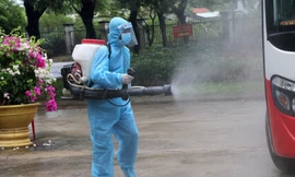 Nhân viên y tế khử trùng các phương tiện ra vào khu vực bệnh viện dã chiến Hòa Vang (Đà Nẵng). Ảnh TTXVN