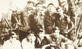 Ban Tham mưu Trung đoàn 88 chụp ảnh lưu niệm ngày 28/4/1975 tại Cần Giuộc, Long An (Thiếu tướng Thổ đứng hàng trên, thứ hai từ phải sang)