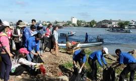 Các ĐVTN Vĩnh Long vớt rác trên sông