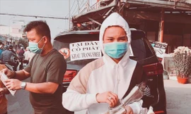 Vợ chồng ca sỹ Giang Hồng Ngọc phát khẩu trang miễn phí cho người dân