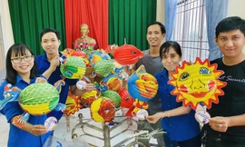 Những chiếc đèn ngộ nghĩnh được các bạn trẻ làm từ vật liệu tái chế tặng thiếu nhi. Ảnh: PV 