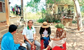 Trưởng thôn Lý Văn Sài (thứ 2, trái qua) kể về làng thanh niên lập nghiệp