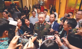 Phóng viên phỏng vấn Bộ trưởng Bộ Công an, Đại tướng Tô Lâm bên hành lang Quốc hội. Ảnh: Như Ý