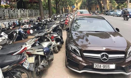 Trong khi các bãi xe ngầm chết yểu, do thiếu chỗ đỗ xe nên người dân phải đỗ xe tràn vỉa hè, ở lòng đường. Ảnh: A.Trọng