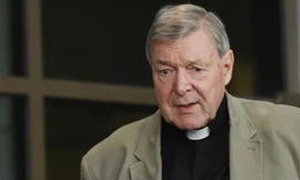 Hồng y George Pell rời tòa án ở Melbourne giai đoạn trước khi bị kết án 6 năm tù. Ảnh: Getty