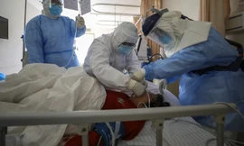 Các bác sĩ đang điều trị cho một bệnh nhân nhiễm Covid-19 tại bệnh viện ở Vũ Hán. Ảnh: AP