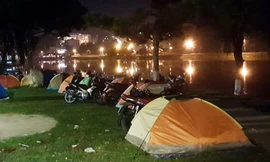 Ðà Lạt “cháy” phòng, du khách dựng lều ven hồ Xuân Hương