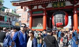 Năm 2019, khách du lịch nước ngoài đến Nhật Bản đạt kỷ lục 31,88 triệu, nhưng nay sụt giảm mạnh. Ảnh: Kyodonews 