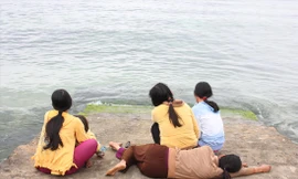 Vợ các ngư dân đi trên tàu của thuyền trưởng Lê Minh Tân đau đớn khi những người chồng nằm mãi ở Hoàng Sa. Ảnh: Lê Văn Chương