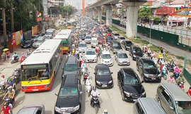 Metro chậm tiến độ đã khiến cho ùn tắc giao thông ngày càng nghiêm trọng Ảnh: A.Trọng