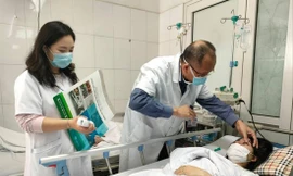 Bác sĩ Nguyễn Hồng Hà kiểm tra lại thị lực cho bệnh nhân H. Ảnh: Thái Hà