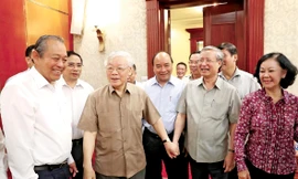 Tổng Bí thư, Chủ tịch nước Nguyễn Phú Trọng và các đại biểu dự cuộc họp của Bộ Chính trị. Ảnh: TTXVN